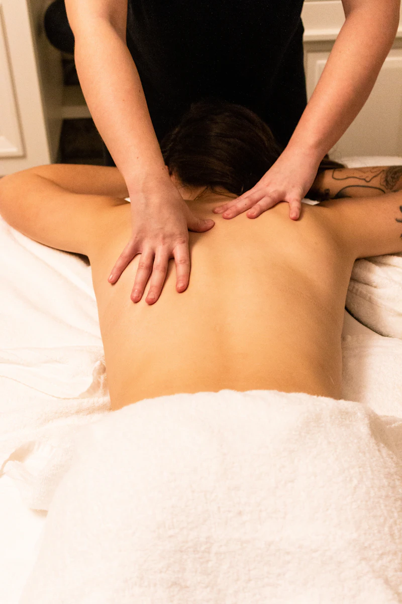 Rugmassage in een lichte behandelruimte